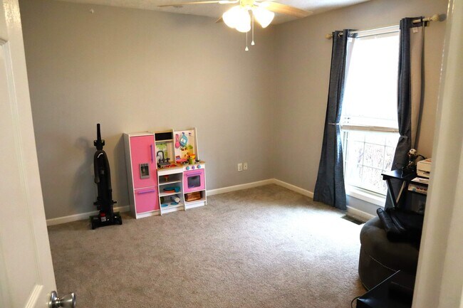 Building Photo - 1023 Rueland Dr