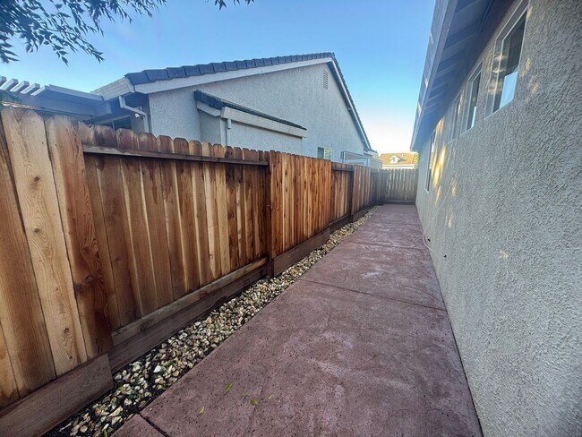 Building Photo - Spacious 4 Bedroom Home in Elk Grove