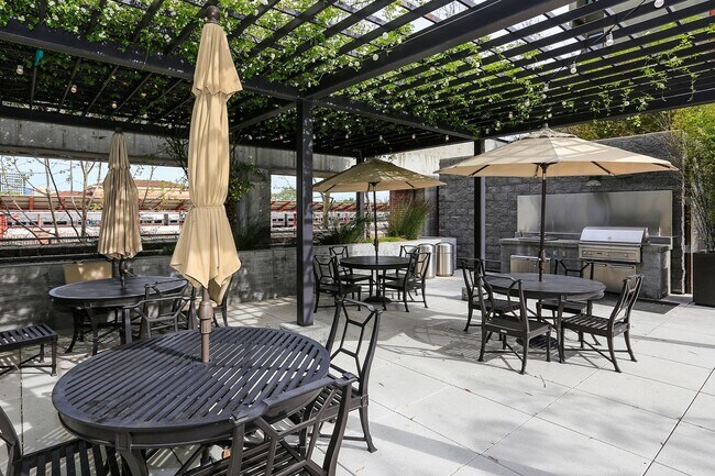 Building Photo - Downtown living