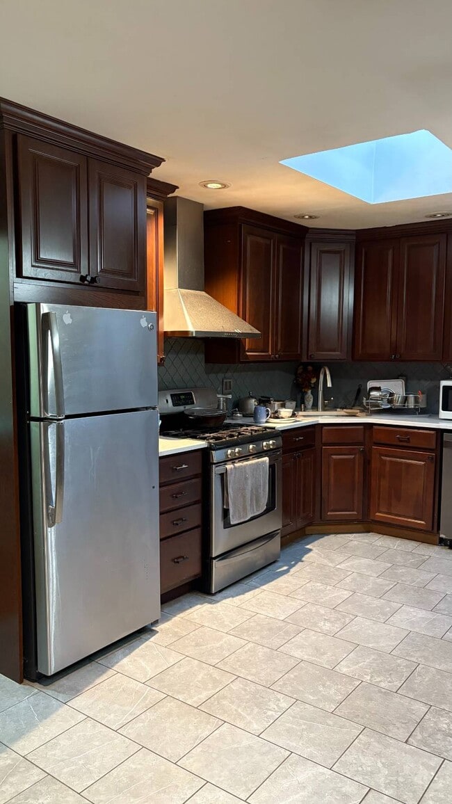 Building Photo - 8 Howard St