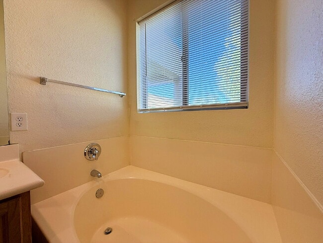 Building Photo - "Charming 3-Bed, 2-Bath Oasis with 1,430 Sq Ft in Phoenix's Heart!"