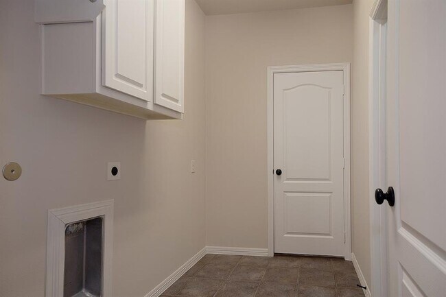 Building Photo - 8858 Van Allen Dr