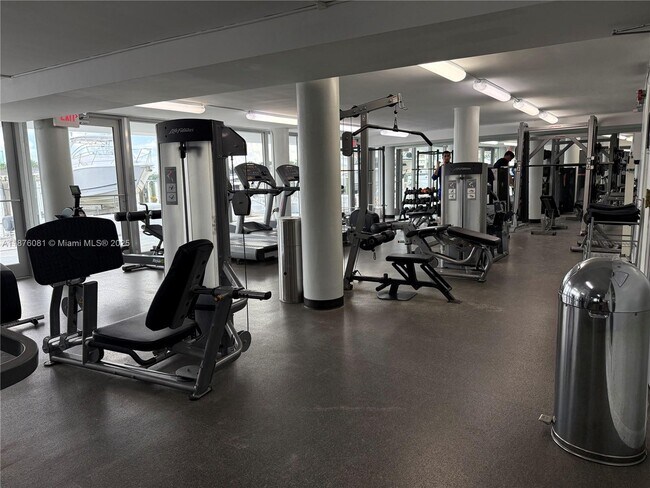 Building Photo - 900 Bay Dr