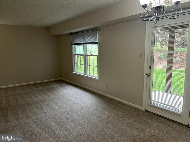 Building Photo - 1905 N Glen Dr