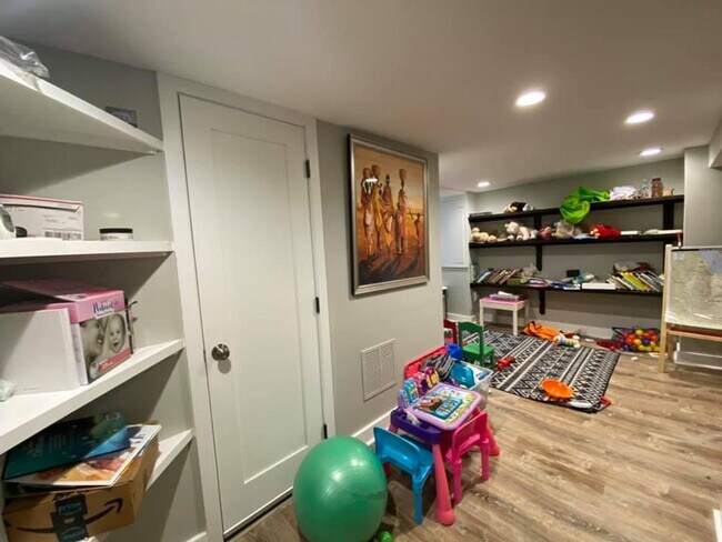 Building Photo - Beautiful 5 Bedroom Single Family Home in Silver Spring!