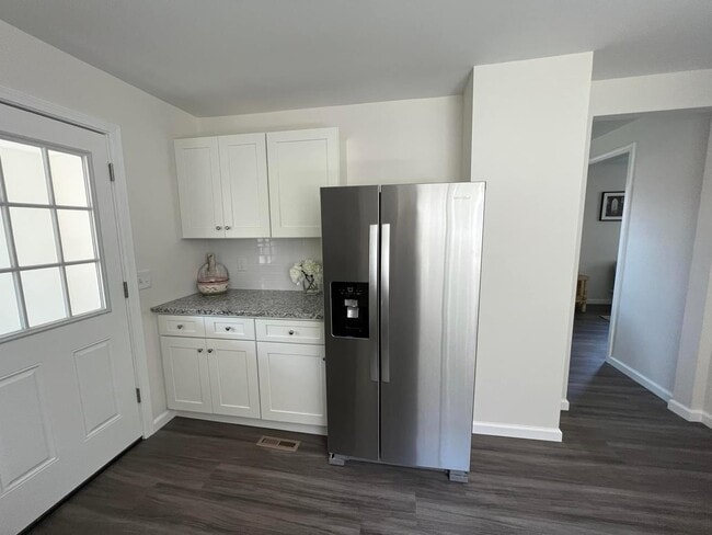 Building Photo - 17 Heather St