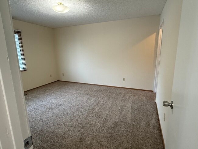 Building Photo - 2528 Birchview Ln