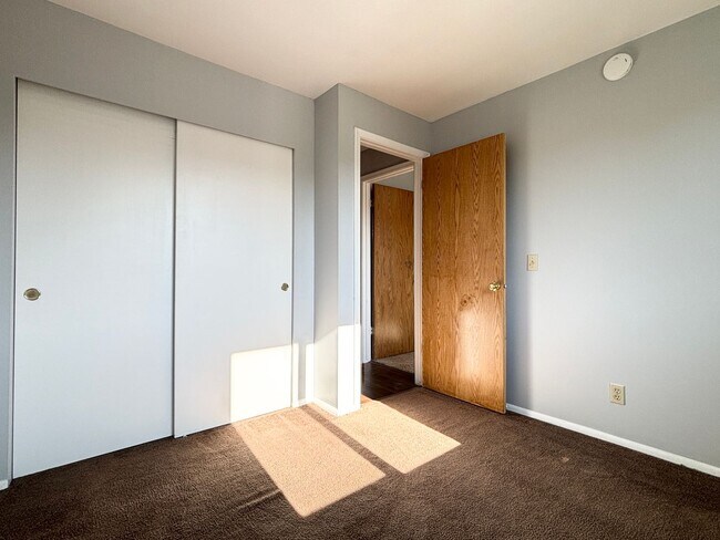 Building Photo - Spacious Split Level in Kearns!