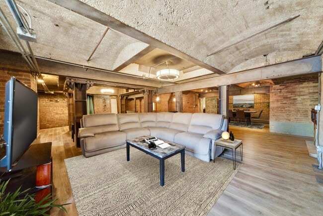 Building Photo - 117 S Lombard Ave