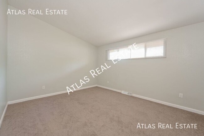 Building Photo - 3 Bedroom 2 Bath with laundry and finished...