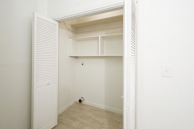 Building Photo - 1000 Ranchway Dr