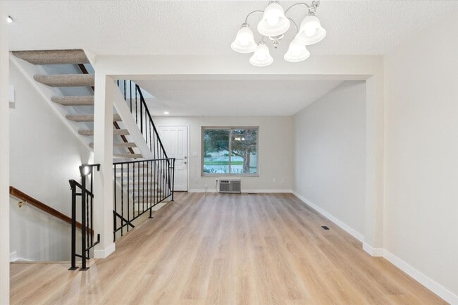 Building Photo - Adorable and Spacious Golden Townhome