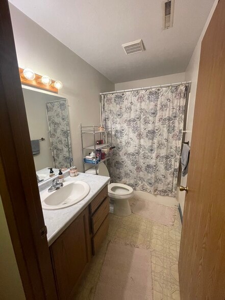 Bathroom - 726 Wellington St