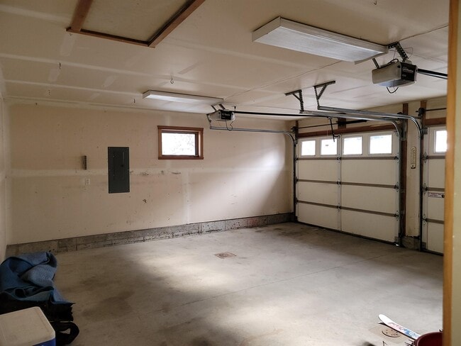 Building Photo - 315 Pine Dr