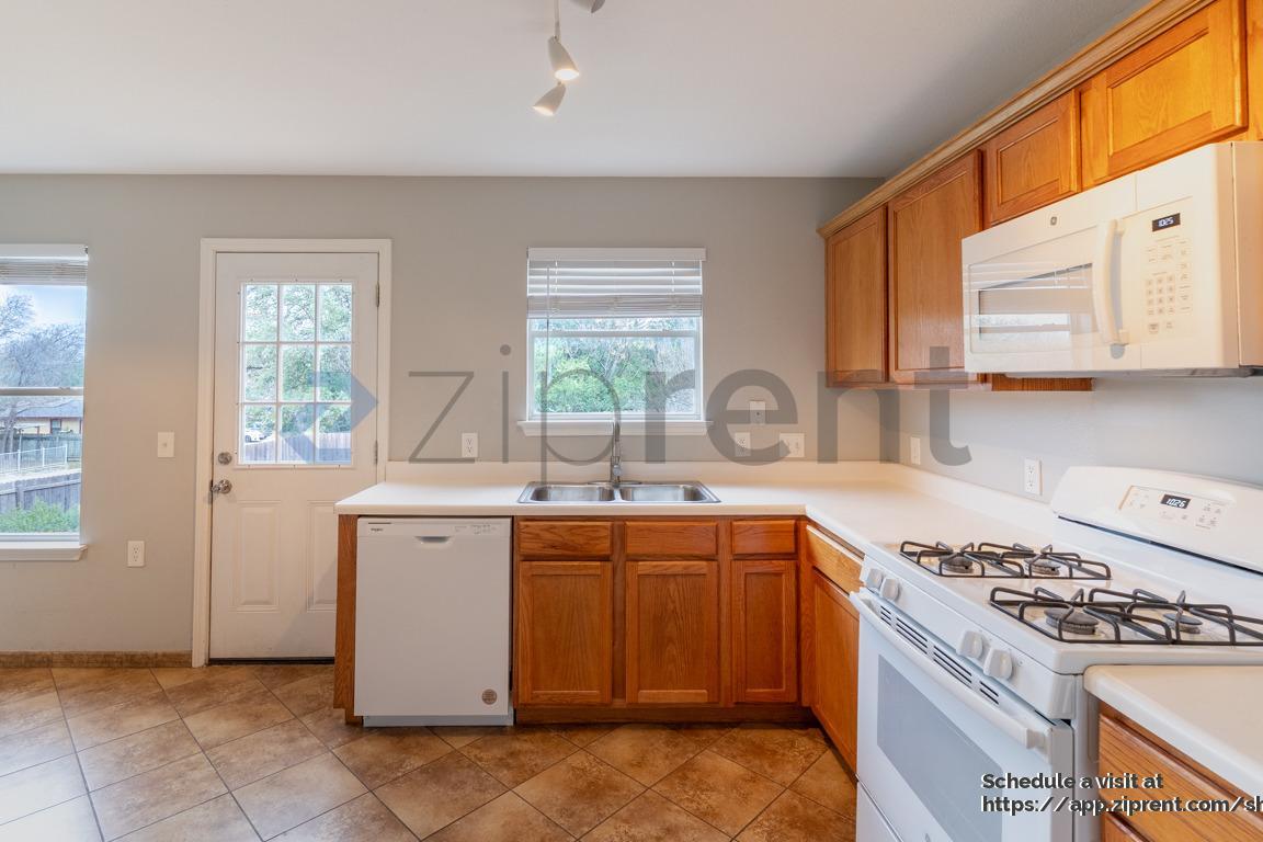 Building Photo - 817 Sheraton Ave