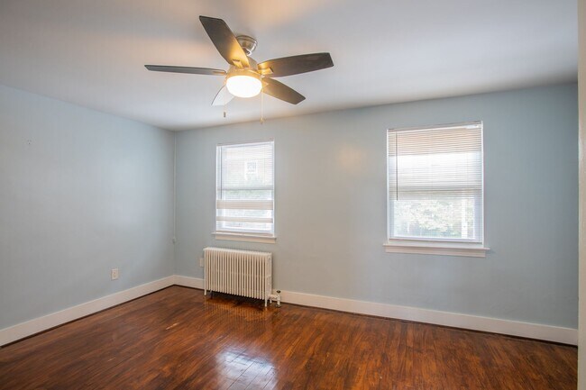 Building Photo - Relaxing 1 BR & 1 Den/1 BA Apartment in Pl...
