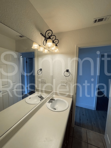 Building Photo - 190 Prairie Springs Loop