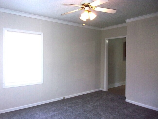 Building Photo - 526 Leslie St