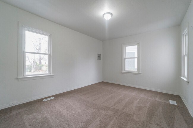 Building Photo - 2113 NE 17th St