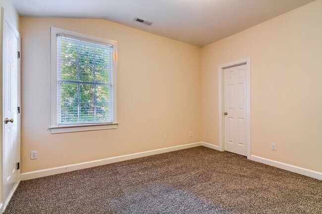 Building Photo - 4 Bedroom single family home in Chapel Hill