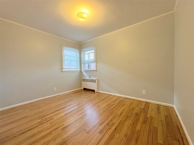 Building Photo - 49 E Hawthorne Ave
