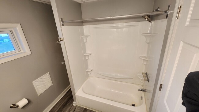 Building Photo - 3 bedroom 1 bathroom