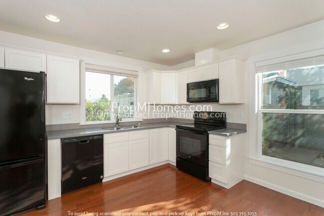 Building Photo - Enchanting 2-Bedroom Gem in SE Portland - End Unit!