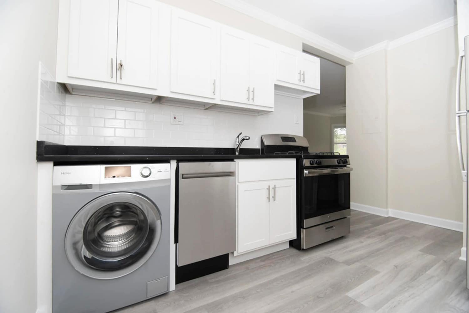 Building Photo - 648 W Roscoe St