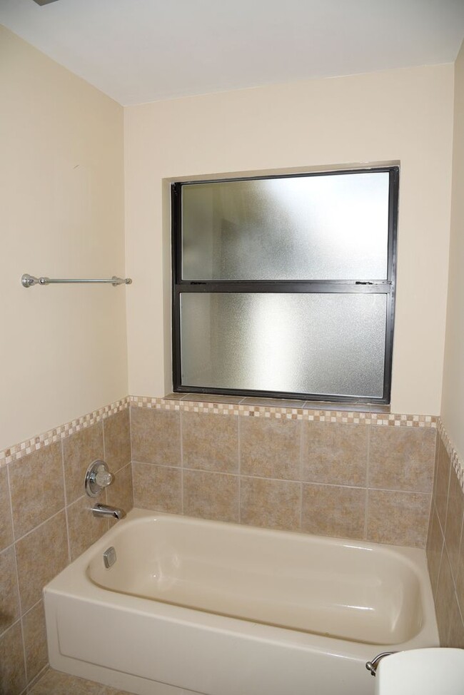Building Photo - 3 Bedroom in Bluewater Bay!