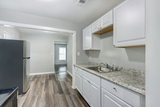 Building Photo - Large 3BR/2BA East Savannah House For Rent