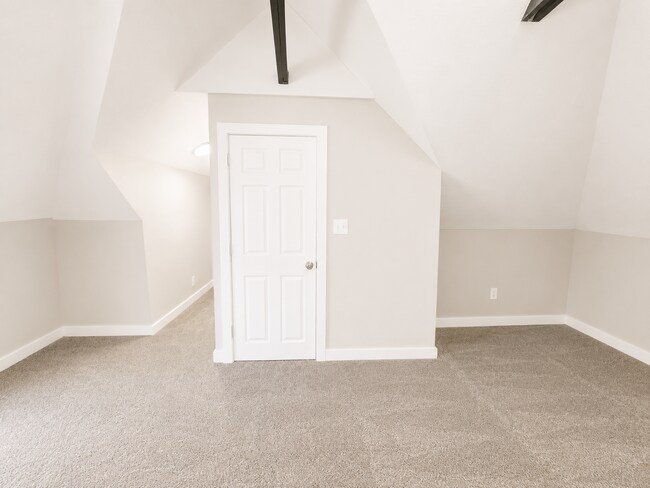 Building Photo - Spacious 6-Bedroom, 4-Bath Home with Plenty of Living Space