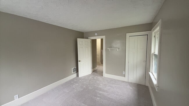 Building Photo - 2040 Wyndhurst Rd