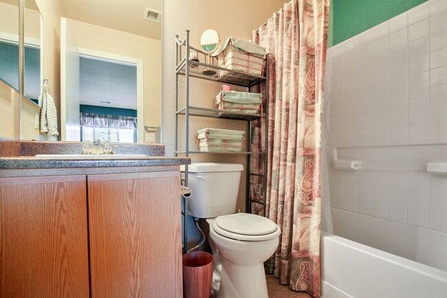 Building Photo - Beautiful 3 bedroom Townhome in Green Vall...