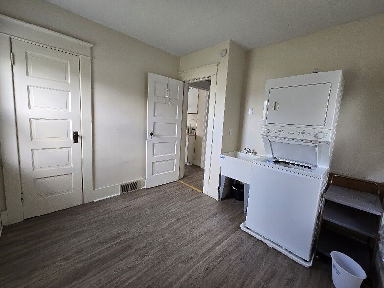 Building Photo - 718 W 23rd St