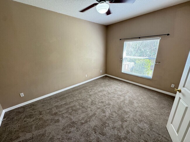 Building Photo - 5 Bedroom Townhome in Avalon Park! TESLA CHARGER INCLUDED!