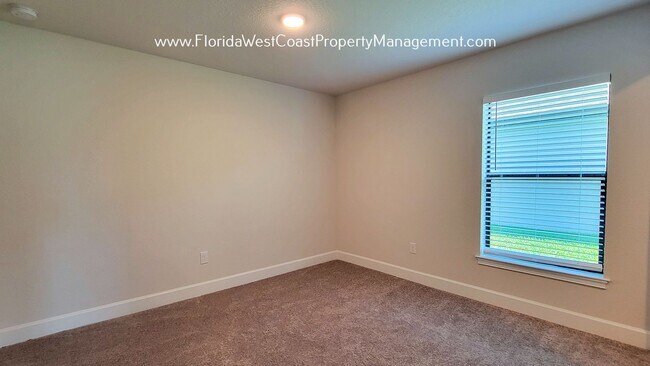 Building Photo - IMPRESSIVE  4 BED/3 BATH HOME WITH LARGE F...