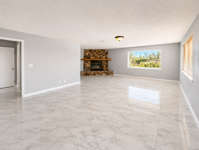 Building Photo - 4 bedroom 2.5 bathroom house in Apple Valley Ca!