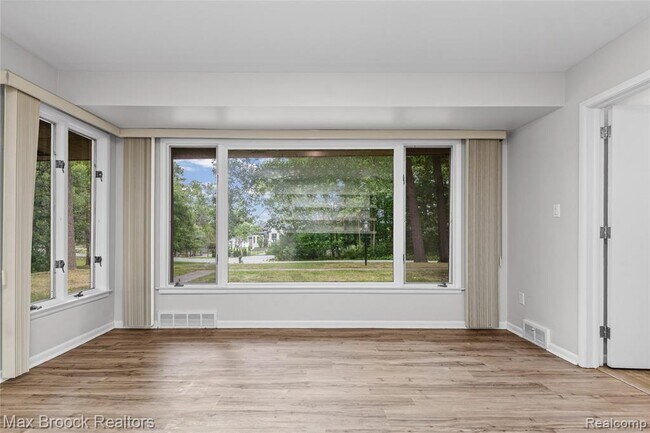 Building Photo - 3988 Lakeland Ln