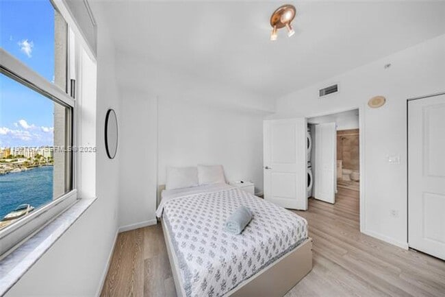 Building Photo - 7910 Harbor Island Dr