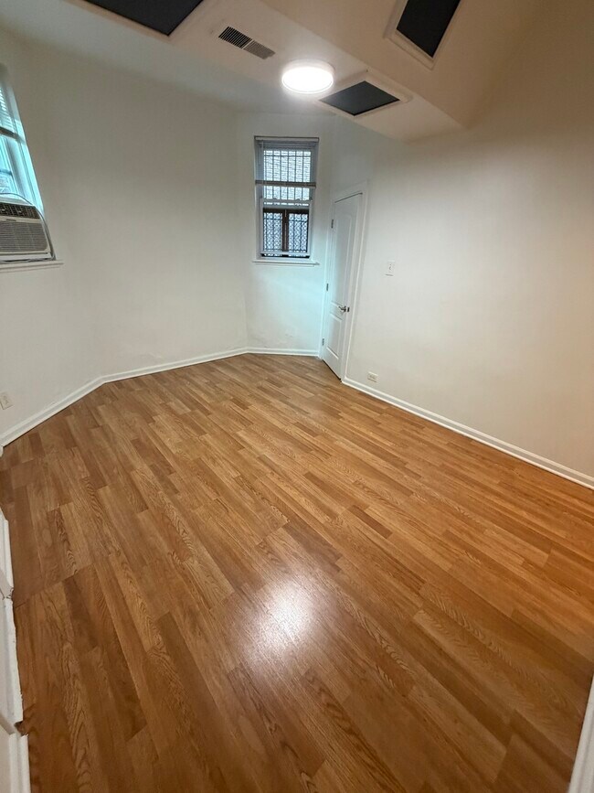 Building Photo - 6225 N Francisco Ave