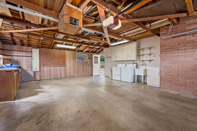 Building Photo - Charming 3 Bedroom 2 Bathroom Home in La M...