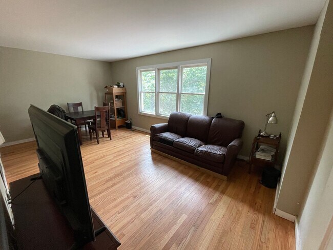 Building Photo - Big and Beautiful House with attached 1br ...