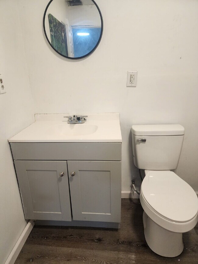 Building Photo - 2 bedroom 1 bed