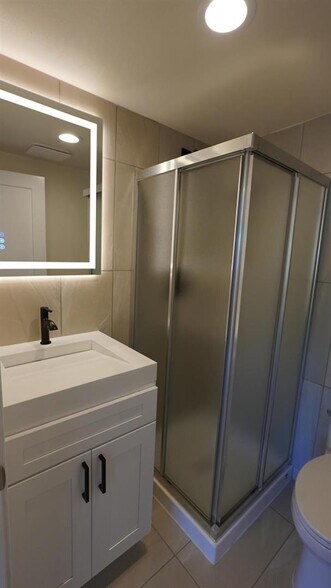 Building Photo - 5650 San Vincente Way