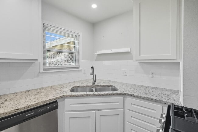 Building Photo - 4518 Edgemont Dr