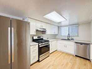 Building Photo - Beautiful 2bd 2ba