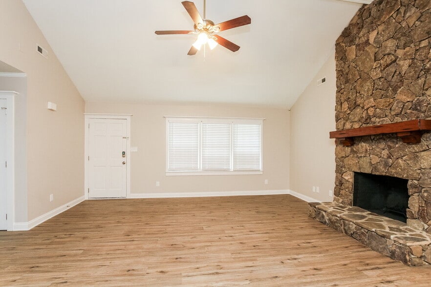 Building Photo - 105 Interlaken Pl