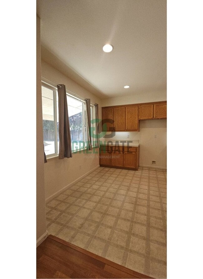 Building Photo - Beautiful 4 Bedroom, 3 Bathroom Home in Tr...