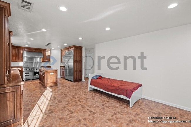 Building Photo - 32445 Lake Barlee Ln