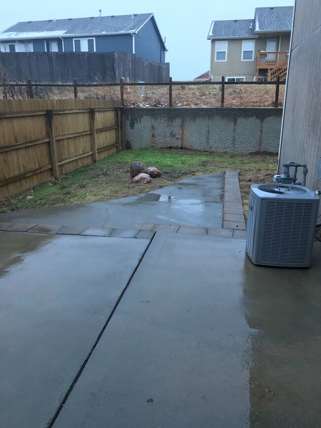 Building Photo - Privacy fenced yard!
